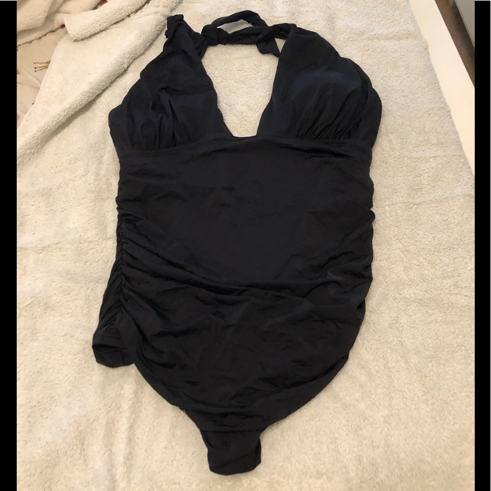 Simple black one piece☀️